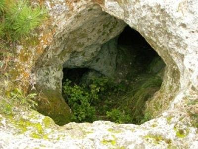източник:tourism.kardzhali.org/ Карангила - пещера край село Широко поле. Купува земеделска земя
