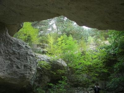 източник:tourism.kardzhali.org/ Скален прозорец, село Костино