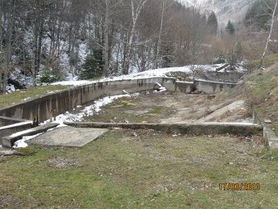 Имотът се намира в близост до Каньона на водопадите, еко пътека и на 5 км. от центъра на гр. Смолян. Имотът се намира в близост до Каньона на водопадите, еко пътека и на 5 км. от це